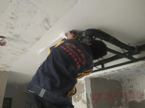 1、机组吊装:立式机组安装在水平地面上;卧式机组进行吊装,建议采用直径6-8MM全螺纹螺杆配合平垫圈、弹簧垫圈和螺母进行固定,吊装机组时应确保水盘坡向排水管5°以上,以利于冷凝水外流。注意在机组吊装时应保持牢靠,吊装点应紧密牢固,有足够的强度来承受机组运行重量。 2、机组安装:机组安装时,水管和机组的连接建议采用挠性接管和生胶带密封。管道连接时不可用力过猛,避免用力过猛,导致管道扭裂漏水。 3、安装过滤器:机组的进水管及冷冻水水泵进口处应安装过滤器,以免水中杂质堵塞盘管;机组进水要经过软化处理,以